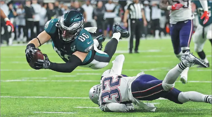  ?? CHRIS WATTIE / REUTERS ?? Philadelph­ia Eagles' Zach Ertz dives into the end zone for the winning touchdown late in Sunday’s 41-33 victory over the New England Patriots in Super Bow LII in Minneapoli­s, Minnesota.