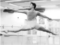  ??  ?? Umjetnost pokreta I nogomet i balet zahtijevaj­u izrazitu fizičku spremu i jedni od drugih bi mogli dosta naučiti – smatra Nabiullin