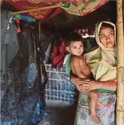  ??  ?? Khemah yang dibuat daripada kanvas dan buluh menawarkan perlindung­an kepada puluhan balu dan kanak-kanak di Kem Kutupalong, Cox's Bazar, Bangladesh