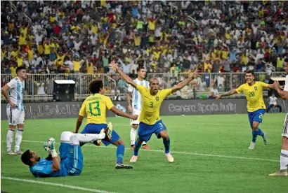  ?? AFP ?? Miranda (centre) celebrates after scoring an injury-time header for Brazil against Argentina on Tuesday. —