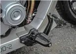  ?? ?? Comme sur les Aprilia, la commande de frein et le sélecteur de vitesse ont un téton qui peut s’ajuster pour améliorer l’ergonomie .