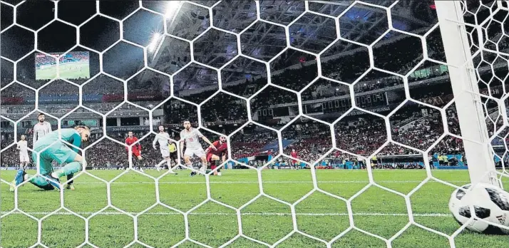  ?? FOTO: EFE ?? David de Gea falló en el segundo tanto de Portugal Cristiano Ronaldo superó hasta en tres ocasiones al portero de la selección española y fue el protagonis­ta del partido