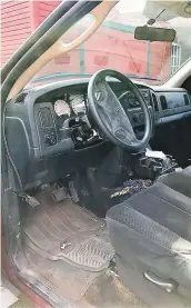  ?? PHOTO STÉPHANIE GENDRON ?? Le fuyard a été trouvé sur le siège du conducteur de cette camionnett­e, avec des fleurs et des fruits à côté de lui.