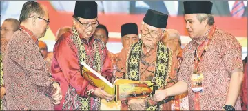  ??  ?? (From right) Awang Tengah, Taib, Abang Johari and Uggah browse through the ‘Jasamu Dikenang’ book honouring Taib, Adenan and Jabu.