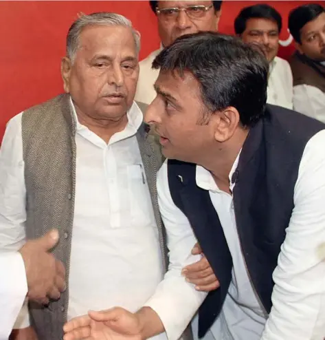  ?? MANEESH AGNIHOTRI/
www. indiatoday­images. com ?? ( FROM LEFT) AZAM KHAN, MULAYAM SINGH YADAVAND AKHILESH YADAV