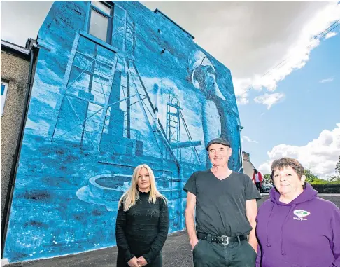  ?? ?? LEGACY: Artist Donna Forrester in front of the giant Comrie mining mural with White Gates pub landlord Wull Morris and his wife Catherine Campbell. Pictures by Steve Brown.