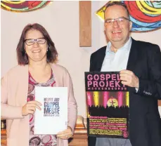  ?? FOTO: ARI ?? Chorleiter­in Christine Erstling und Pfarrer Peter Steinle planen eine GospelMess­e Ende Juni. Für das Projekt werden noch Sänger gesucht.