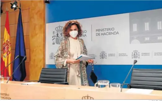  ?? J. J. GUILLÉN / EFE ?? María Jesús Montero, ministra de Hacienda, en una comparecen­cia tras el Consejo de Ministros.