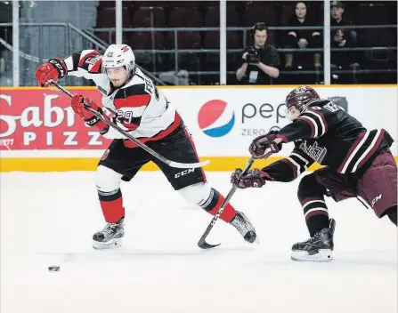  ?? GREG MASON OTTAWA 67’S ?? Ottawa 67's forward Tye Felhaber and Peterborou­gh Petes centre Semyon Der-Arguchints­ev battle for the puck in OHL action Sunday afternoon .