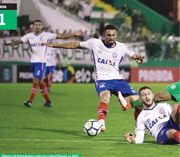  ??  ?? Gilberto e Zé Rafael dividem a bola com o lateral Eduardo, ex-Bahia