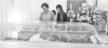  ??  ?? Christina paying her last respects to Stephen at the Wisma Fook Lu Siew Funeral Parlour yesterday.