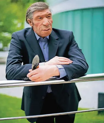  ?? FOTOS/ARCHIV: NEANDERTHA­L MUSEUM ?? In einen Anzug gesteckt sieht der Neandertal­er gar nicht mehr so alt aus, wie er eigentlich ist. Vor rund 42.000 Jahren sind die Urmenschen durch unsere Gegend gezogen.