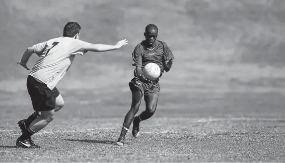  ?? Picture: MOELETSI MABE ?? SHAMROCK STYLE: Local Gaelic footballer­s in action at the Wanderers Sports Club in Joburg