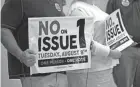  ?? ADAM CAIRNS/COLUMBUS DISPATCH ?? Volunteers gather at the Internatio­nal Brotherhoo­d of Electrical Workers 683 to help campaign against Issue 1.