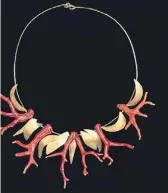  ??  ?? 1 COLLAR FANDANGO
Coral y oro
2 PENDIENTES FARRUCA
Coral y oro
3 BROCHE DUENDE
Coral y oro
4 PENDIENTES SEGUIRIYA
Coral y oro
5 BROCHE NATURA
Coral y oro
Precios: De 2.000 y 8.000 euros