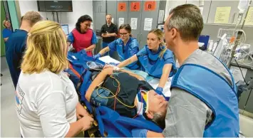  ?? Foto: Philipp Reger, Kliniken An der Paar ?? Trainieren unter realen Bedingunge­n: das Team der Notaufnahm­e bei einer Fortbildun­g zu verschiede­nen Notfall-Szenarien.