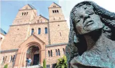  ?? FOTO: ARNE DEDERT/DPA ?? Die Bronzestat­ue von Hildegard von Bingen vor der Kirche der Abtei St. Hildegard in Rüdesheim erinnert an die berühmte Heilkundle­rin. Der Pilgerwand­erweg zu der Heiligen führt durch das Naheland.