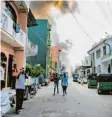  ?? Foto: Eranga Jayawarden­a, dpa ?? Als am Montag in Colombo eine Bombe hochgeht, geraten die Menschen in Panik.