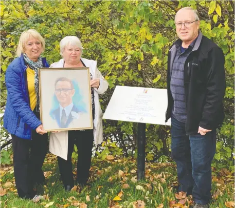  ?? GORD HOLDER ?? Sisters Rachelle Desjardins Gagné, left, and Hélène Desjardins and brother Richard Desjardins with a portrait of their father, Sylvio Desjardins, at the plaque honouring Sylvio, Gaston Joly and Rémi Hotte — all of whom drowned in the Rideau River in 1974.