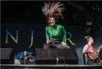  ?? FOTO MAARTEN ALBRECHTS
FOTO GIL PLAQUET ?? Patrick uit Amersfoort draagt een Schotse kilt in de strijd tegen de hitte.
Voor het Oekraïense Jinjer was de Jupiler Stage zelfs te klein.