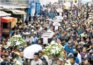  ??  ?? Guatemala comenzó a enterrar a sus muertos, víctimas de la fuerte erupción del pasado lunes.