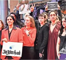  ?? ?? MIEMBRO DEL jurado y la actriz, participan en una muestra de solidarida­d en el marco del festival de cine de la Berlinale en Berlín