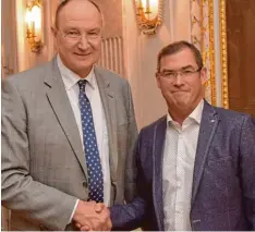  ?? Foto: Veh ?? Bürgermeis­ter Wolfgang Schenk hat Albert Kaiser (rechts) im Lauinger Stadtrat als Dritten Bürgermeis­ter vereidigt.