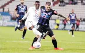  ?? CORTESíA LA PATRIA ?? Leonardo Pico lucha la pelota con el delantero del Once Caldas Hánsel Zapata.