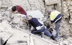  ??  ?? Sumados. La comunidad internacio­nal expresa sus condolenci­as y ofrece ayuda al pueblo italiano tras el terremoto que devastó el centro del País.