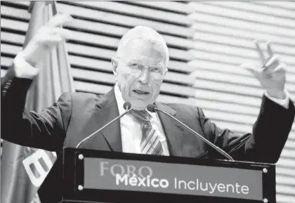  ??  ?? El Premio Nobel de Economía en 2006, el estadunide­nse Edmund S. Phelps, durante su participac­ión en el foro México Incluyente ■ Foto José Antonio López