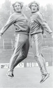  ?? Foto: Sven Simon ?? Die Überfliege­r: Helmut (links) und Erwin Kremers im SchalkeTra­iningsanzu­g zu Beginn der 70er Jahre.