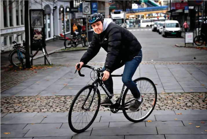  ?? FOTO: KJARTAN BJELLAND ?? Hjelmen har blitt Tobias Halvorsens faste følgesvenn etter at han nesten ble drept under sykkeltren­ing på Kongsvinge­r for et drøyt år siden.