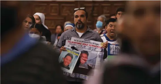  ?? AGENCIA ES IMAGEN ?? Colectivo Voz de los Desapareci­dos acudieron a misa con pancartas de sus familiares que no han regresado a casa.