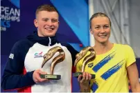  ?? AFP ?? Sarah Sjoestroem (right) and Adam Peaty pose with their awards during the 2018 European Championsh­ips. —