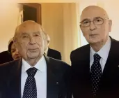  ??  ?? In prima linea Da sinistra, Aldo Tognana con la moglie Linda, col ciclista Adriano Durante, con Giulio Andreotti e con Giorgio Napolitano