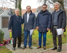 ?? Foto: Beate Schwab ?? Kurt Aue, MdL Wolfgang Fackler, OB Jürgen Sorré und Martin Hofmann bei der Gedenkfeie­r zum Tag des Selbstbest­immungsrec­hts.