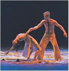 ??  ?? ARTE. Escena de la pieza “Carmina Burana” interpreta­da por el Ballet Nacional de Hungría Szeged.