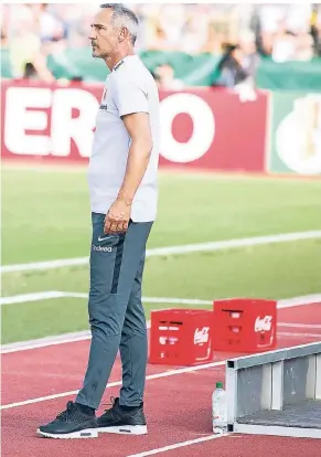  ?? FOTO: DPA ?? Und schon wird es ein bisschen einsam um Eintracht Frankfurts neuen Trainer Adi Hütter.
