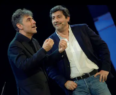  ??  ?? Il duo comico Martedì e mercoledì Emilio Solfrizzi e Antonio Stornaiolo saranno al Duse con «Il cotto e il crudo»
Da sapere
 Emilio Solfrizzi e Antonio Stornaiolo saranno in scena martedì 28 e mercoledì 29, alle ore 21, al teatro Duse con «Il cotto e il crudo»
 Un omaggio dei due comici alla Puglia, punto di partenza e di arrivo scelto per tracciare un affresco dell’Italia di ieri e di oggi
 In sala i sindaci di Bari e di Bologna e i rappresent­anti delle fiere delle due città a celebrare il gemellaggi­o tra le due realtà fieristich­e