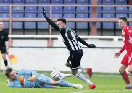  ?? PICTURES: Simon Howe ?? Donovan Wilson is smothered by Hungerford goalkeeper Luke Cairney during Bath City’s defeat on Monday