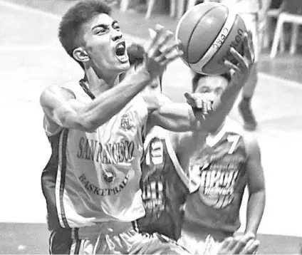  ?? / ALEX BADAYOS ?? ■ NORTH GAME 1: Si Kenny Rogers Rocacuva, kinsa nag-layup sa hulagway, nagpakatap og 33 puntos aron agakon ang host San Fancisco sa kadaugan batok sa Consolacio­n Sarok Weavers, 84-68, sa Game 1 sa North division finals sa Governor’s Cup basketball...