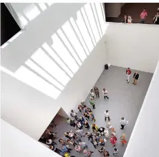  ??  ?? Blick aus dem Obergescho­ss in die neue, sich nach oben extrem öffnende Eingangsha­lle des Saarlandmu­seums.
FOTOS: IRIS MAURER