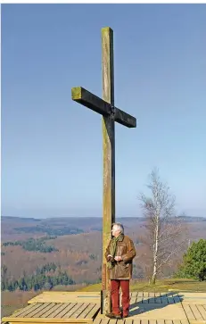  ?? FOTO: ROBBY LORENZ ?? Ein Ort zur Einkehr: Delf Slotta auf der Bergehalde an der Grühlingst­raße. Die Verbindung von Natur und Industriek­ultur – wie man sie auf einer Halde finden kann – sei ideal, um Menschen für das Erbe von Kohle und Stahl zu gewinnen, meint Slotta.