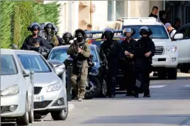  ?? (Photo J.-M. R.) ?? Le GIGN et le PSIG ont donné l’assaut dans l’immeuble de Cogolin où s’était retranché le forcené, mais ne l’ont pas trouvé.