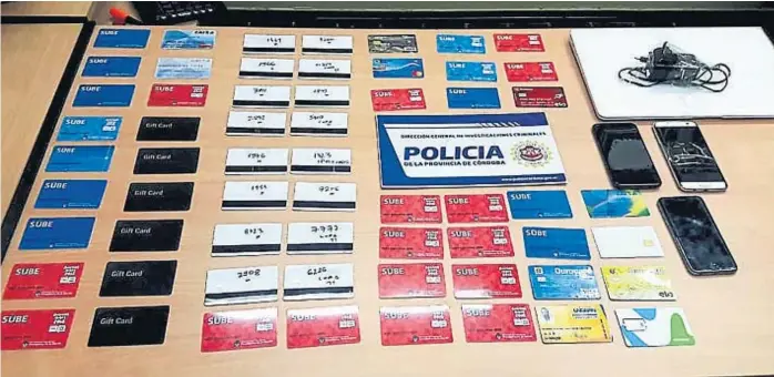  ?? (POLICÍA DE CÓRDOBA) ?? De todo. En el último caso conocido, hace 15 días un brasileño y un rumano fueron detenidos en Nueva Córdoba con un verdadero “arsenal” de tarjetas clonadas.