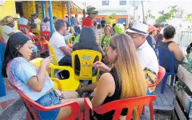  ?? DEIVIS LóPEZ ?? El local de la esquina en la carrera 50 con calle Murillo acogió a decenas de personas durante la tarde de ayer, domingo de Carnaval.