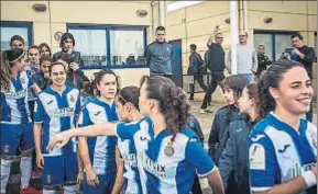  ?? LLIBERT TEIXIDÓ ?? Barcelona y Espanyol son los únicos equipos catalanes en Primera División. Arriba, las blaugrana tras conquistar su última Liga. Abajo, jugadoras del fútbol base blanquiazu­l