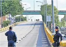  ??  ?? El día de los hechos fueron captados tres vehículos en los momentos en que fueron esparcidos los restos; un Camaro, un Mercedes Benz y un torton.