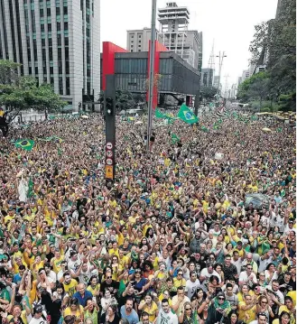  ?? PAULO WHITAKER/REUTERS ?? São Paulo. Manifestan­tes ocupam trecho da Avenida Paulista, na altura do Masp