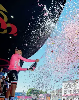  ??  ?? Domenica Bob Jungeles ha vinto la tappa di due giorni fa lungo le strade della Lombardia. Nella foto i festeggiam­enti del lussemburg­hese a Bergamo. Oggi la corsa affronta le salite dello Stelvio e del Mortirolo